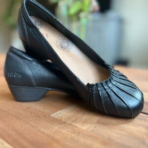 Taos Footwear Pleated Black Loafers